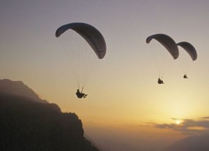 tre-atleti-fanno-parapendio