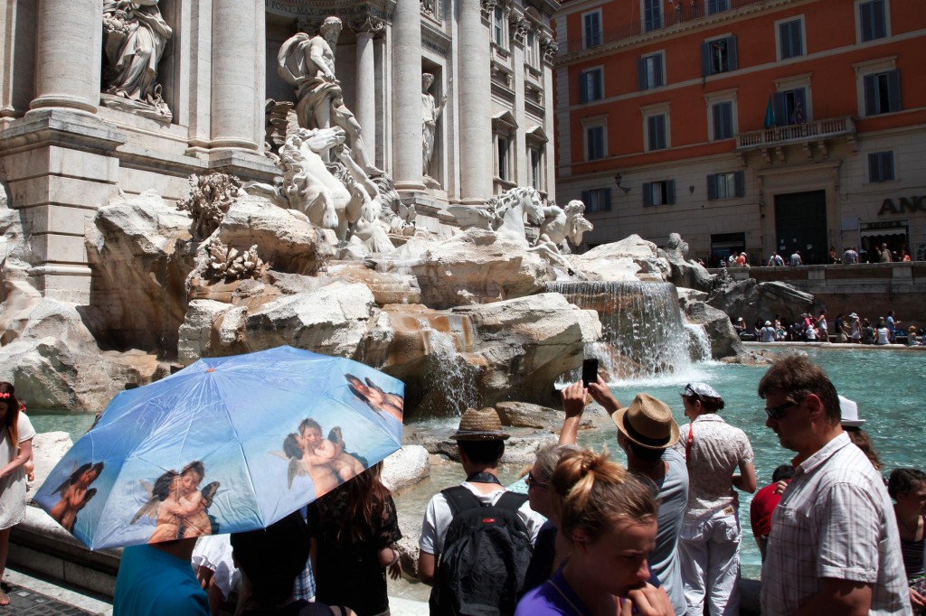 Caldo a Roma,i turisti si bagnano nelle fontane