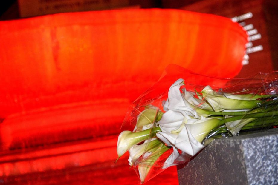 La fontana in piazza del Quirinale illuminata di rosso in memoria delle donne vittime della violenza