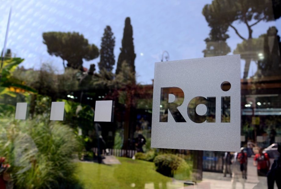 ansa - rai - L'entrata con il logo della Rai della sede di viale Mazzini di Roma, 10 luglio 2012. Il CDA nel giorno del suo insediamento ha designato Anna Maria Tarantola alla presidenza. A suo favore si sono espressi sette consiglieri, Antonio Verro si e' astenuto, mentre la stessa Tarantola non ha partecipato alla riunione. In una lettera, spiega la scelta con motivi di garbo istituzionale e per lasciare al consiglio massima liberta' di designarla o meno. ANSA/CLAUDIO ONORATI